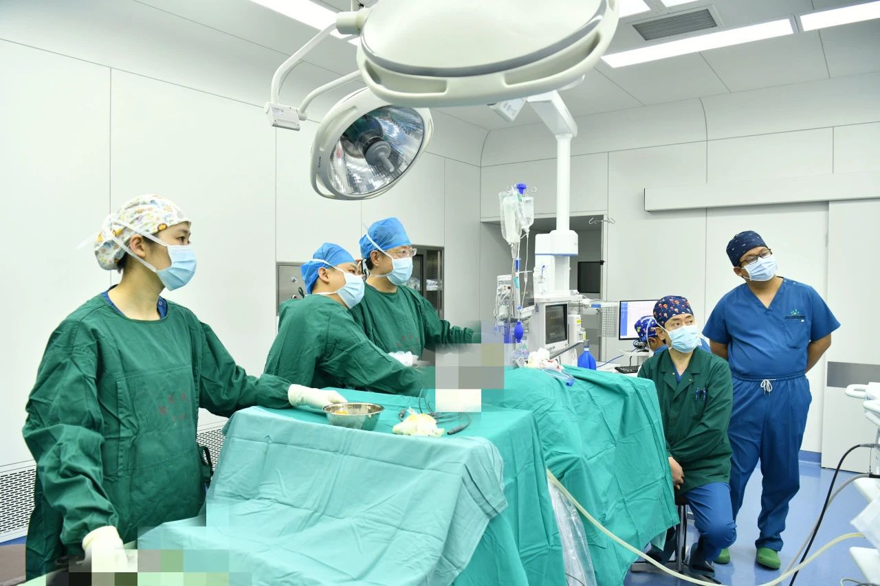 我院泌尿外科微创治疗-腹腔镜肾囊肿去顶术顺利完成