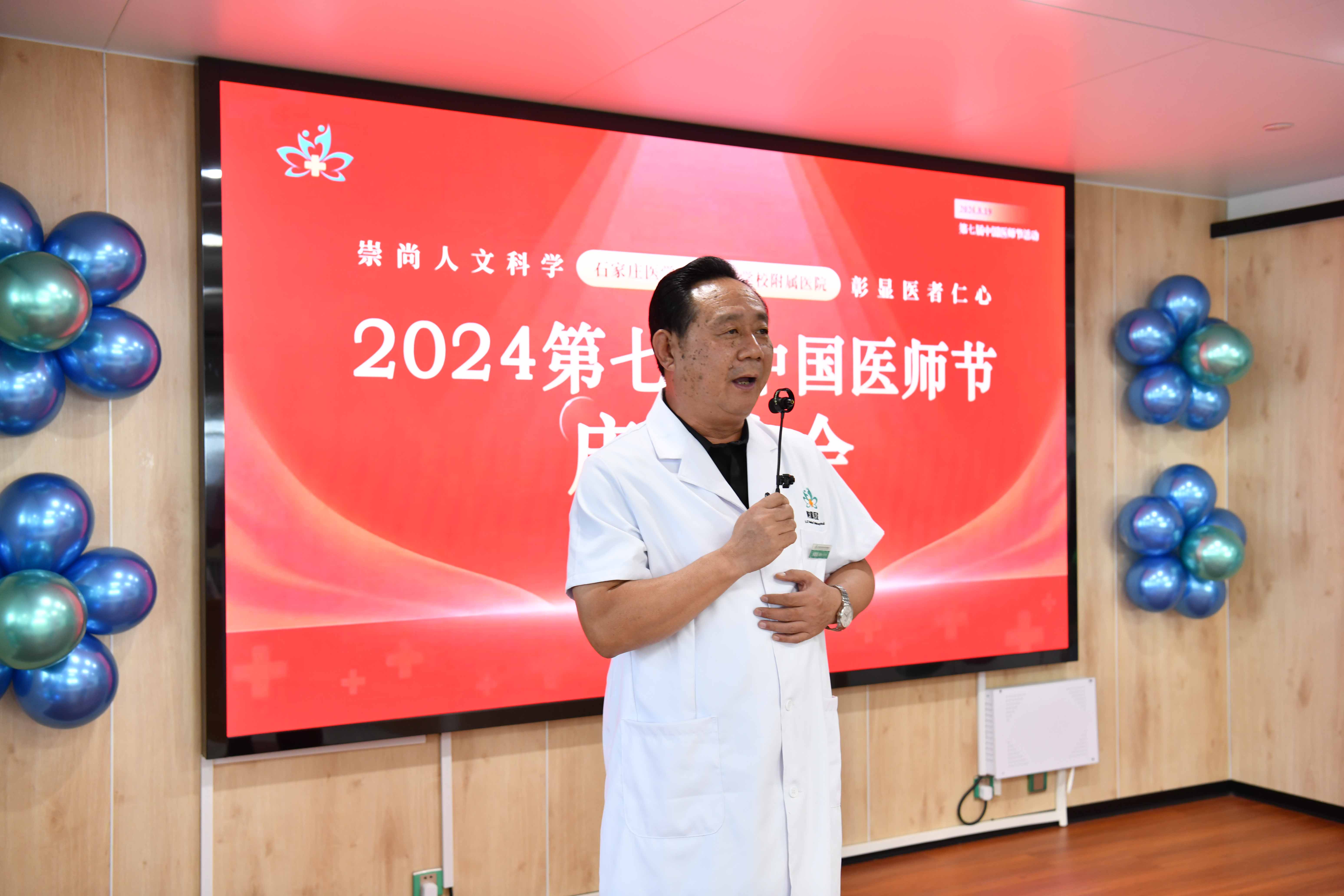 1许建强副院长演唱《我的太阳》.jpg