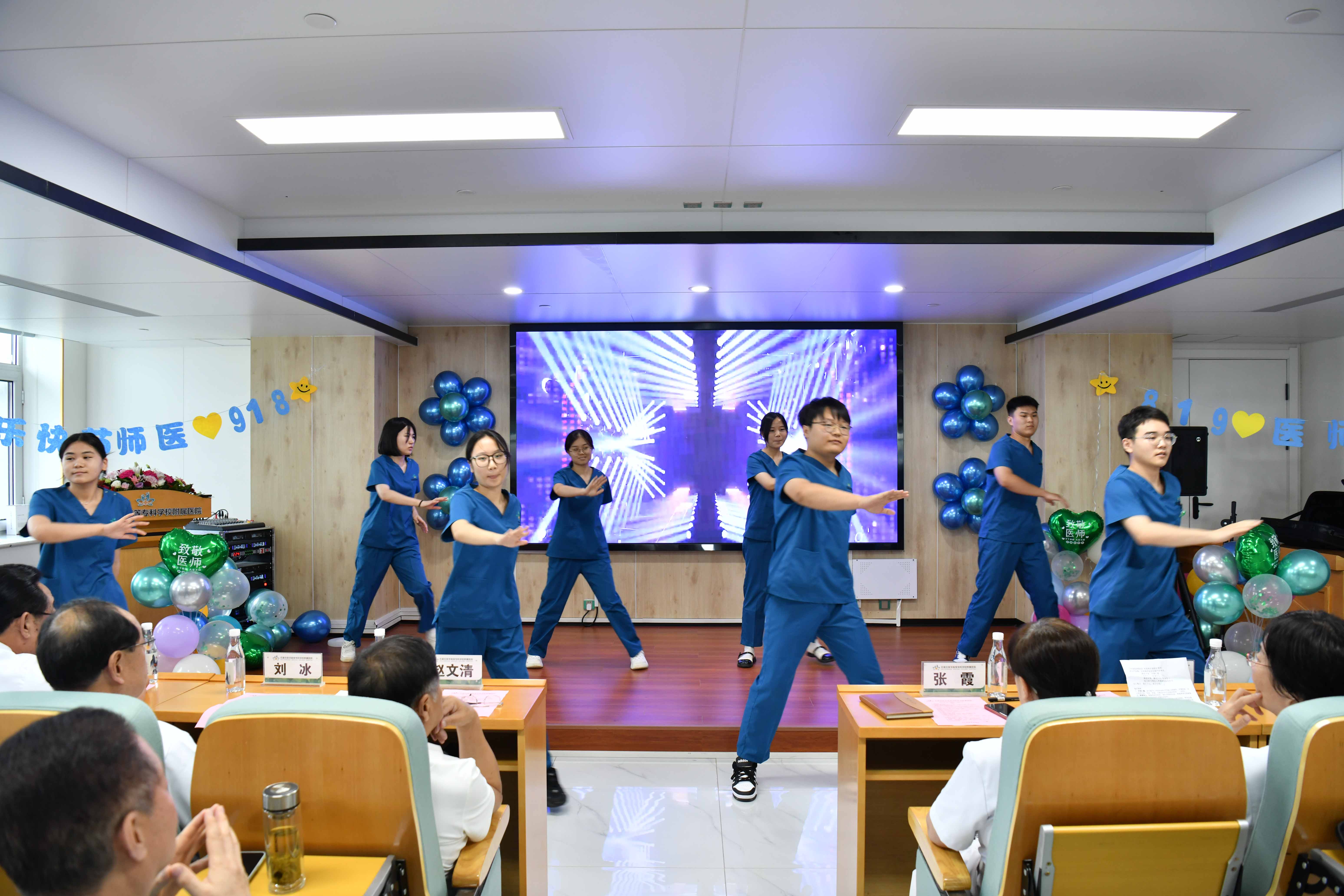 1舞蹈-----快乐康复操（表演者：康复科）.jpg