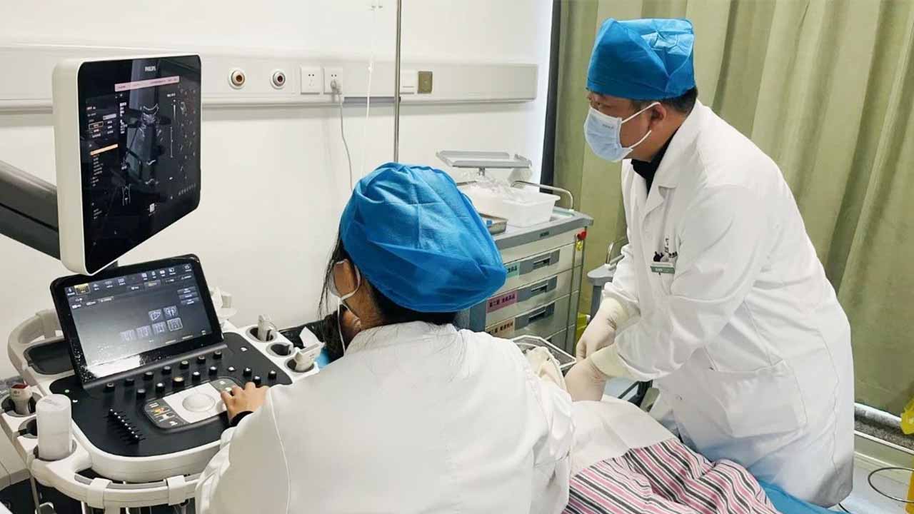 我院超声科顺利完成1例超声引导下经皮穿刺子宫肌瘤微波消融术
