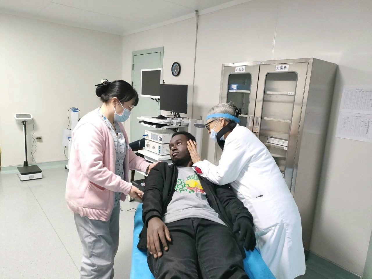 卢旺达国际友人耳晕目眩：汪贺媛主任手到病除